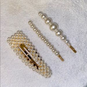 ✨2/$20✨Oversized faux perl clips